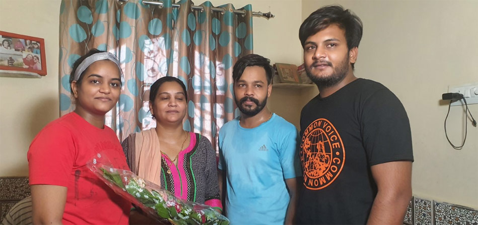 आशा, अपने परिवार के साथ (aajtak.in)