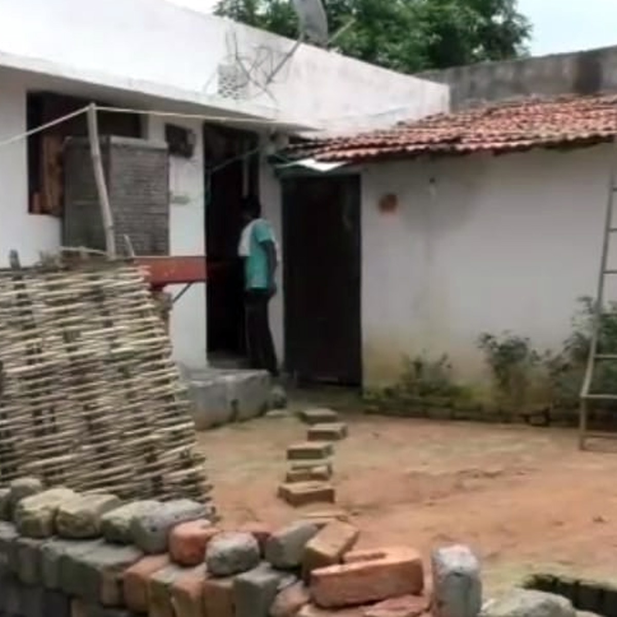 Brave mother fought with leopard