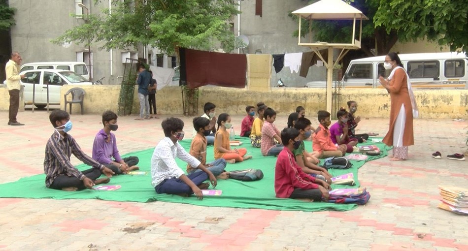 ऐसे बच्चों को पढ़ा रही टीचर (aajtak.in)