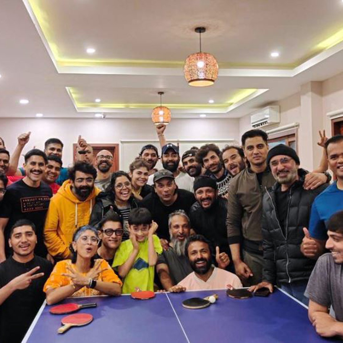 लाल सिंह चड्ढा की टीम संग आमिर खान