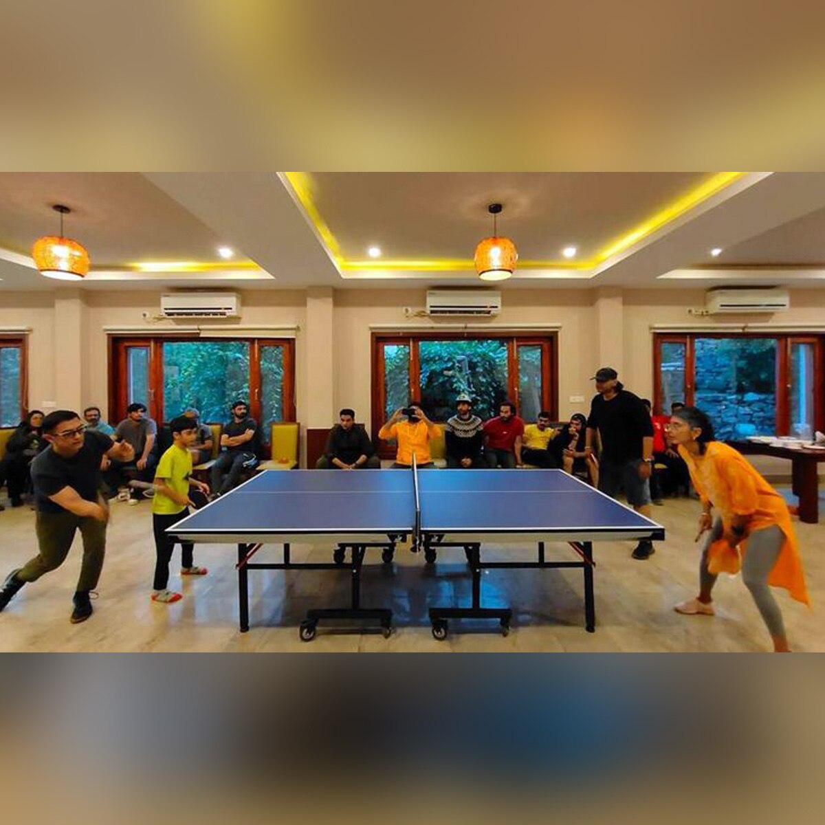 टेबल टेनिस खेलते आमिर-किरण