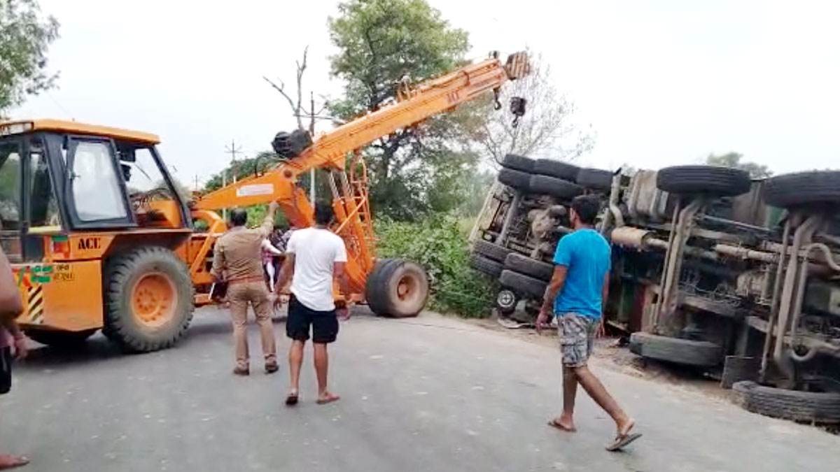 कार पर पलटा बेकाबू ट्रक पांच की मौत 