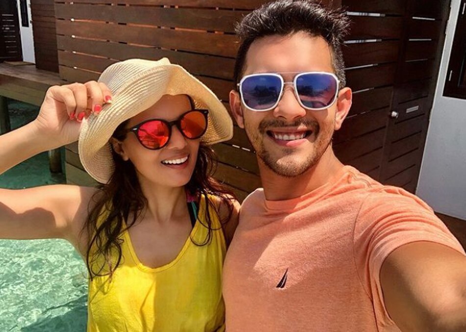 आद‍ित्य नारायण पत्नी श्वेता के साथ 