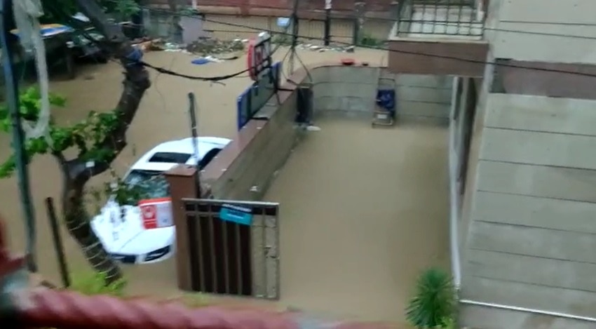 कॉलोनी में पानी-पानी