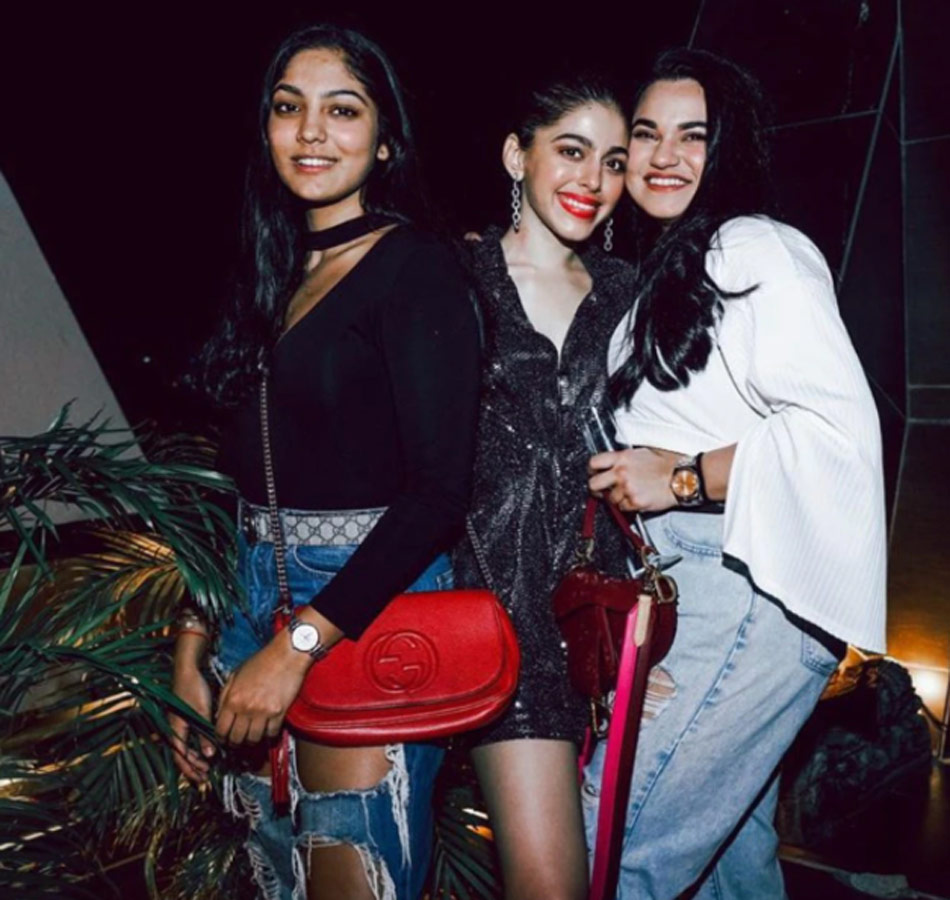 अलाया फर्नीचरवाला फ्रेंड्स के साथ 