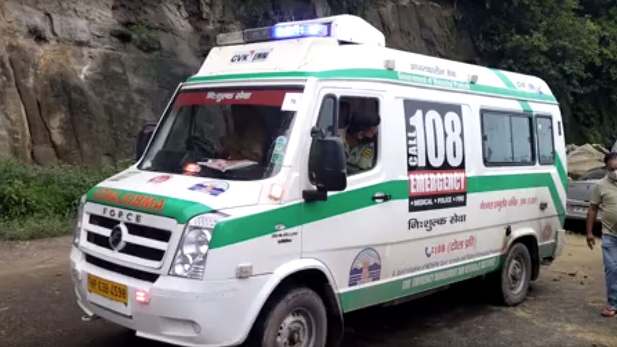  चलती कार पर गिरी चट्टान