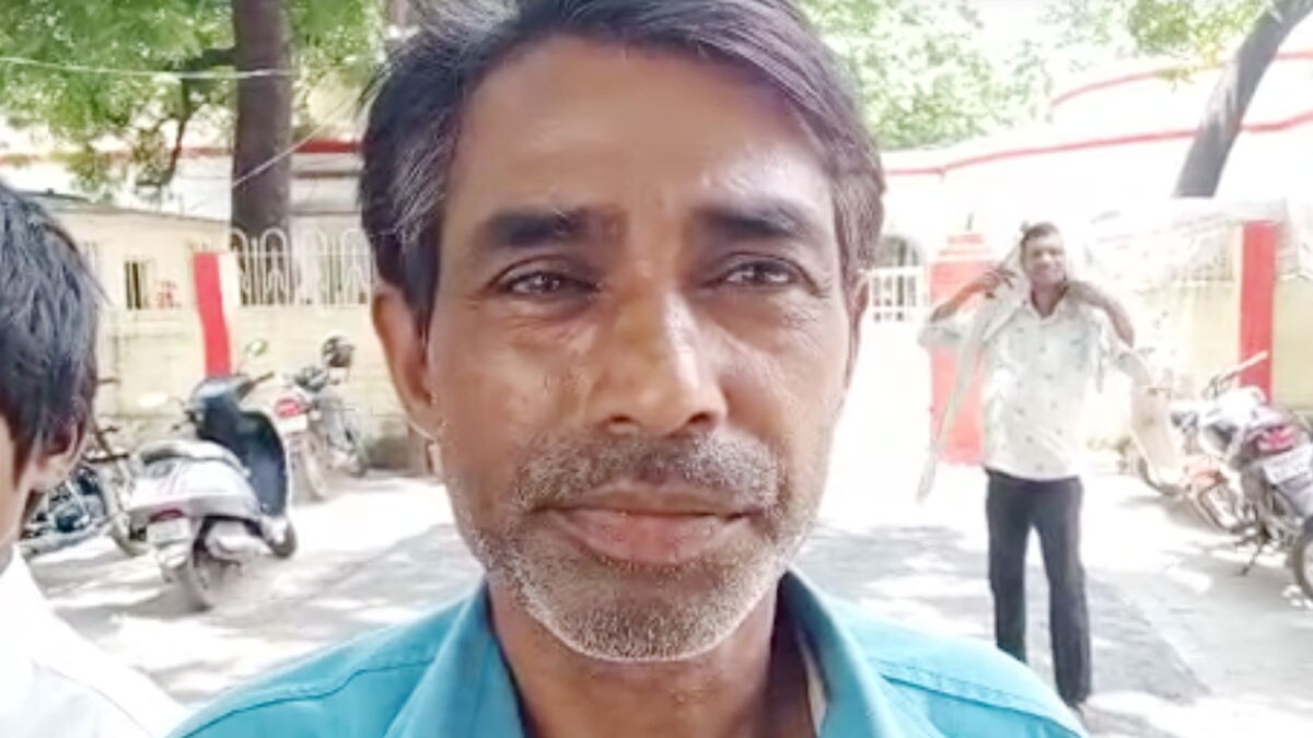 बीच सड़क महिला की पिटाई