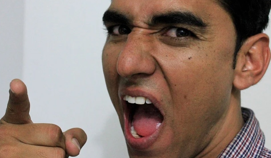 चीखने-चिल्लाने 