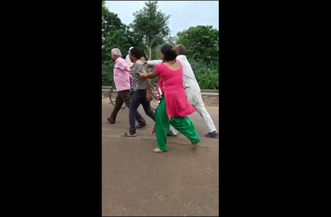  महिला ने बीच सड़क पर सीखा दिया सबक