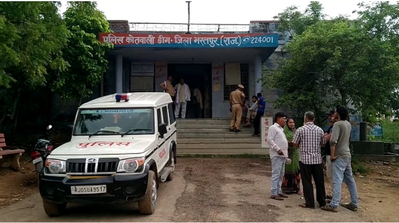 महिला ने बीच सड़क पर सीखा दिया सबक 