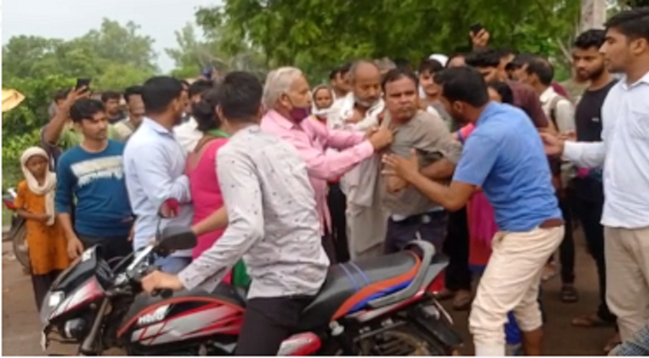 महिला ने बीच सड़क पर सीखा दिया सबक