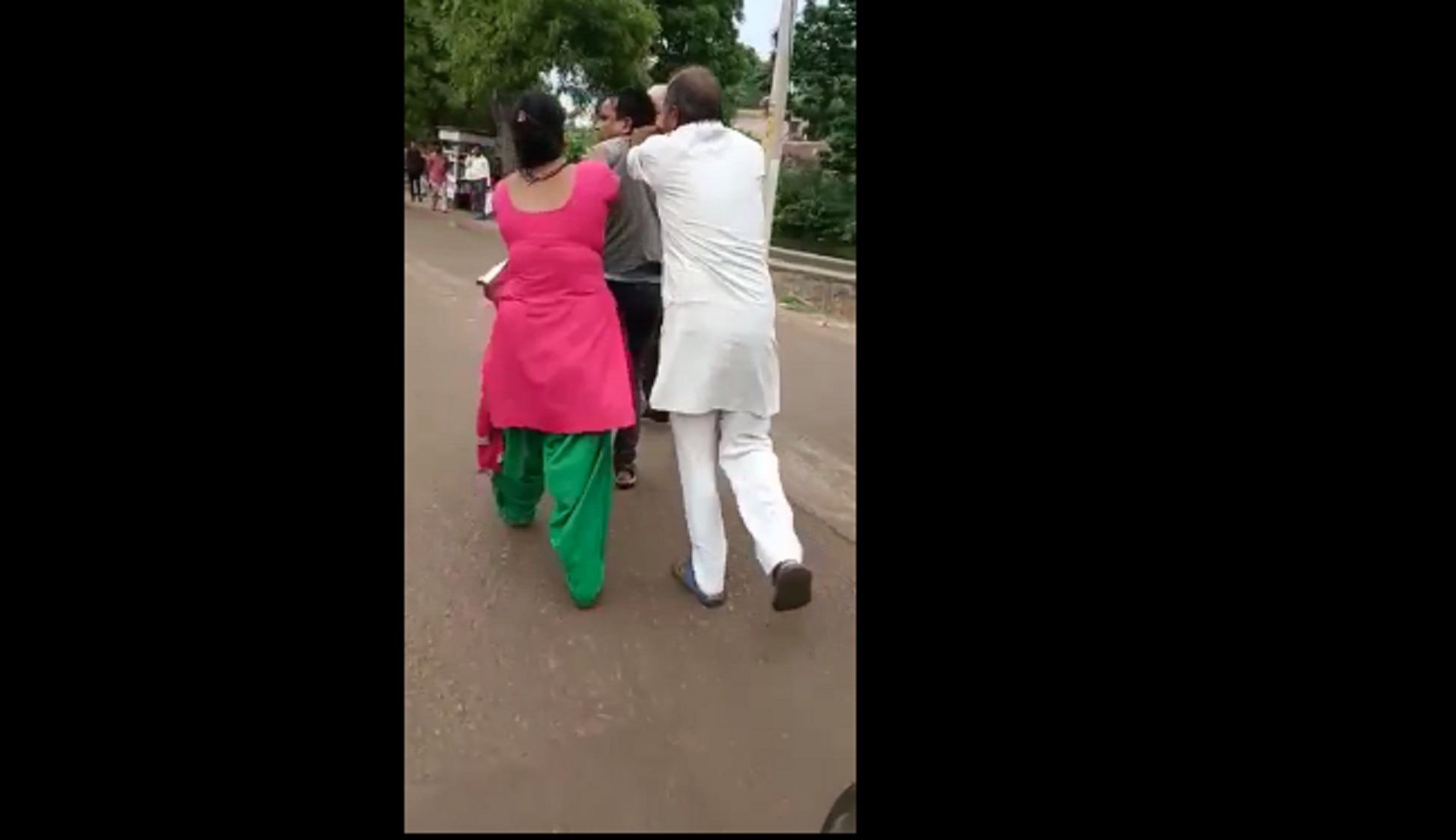 महिला ने बीच सड़क पर सीखा दिया सबक 