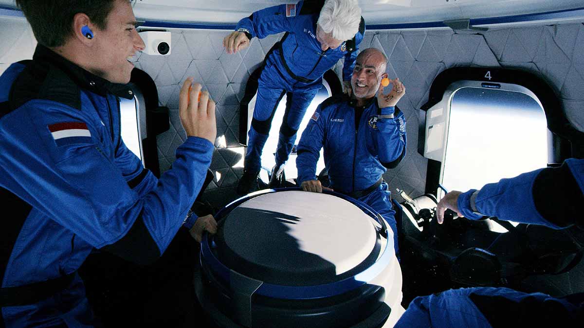 कैसी रही Jeff Bezos की अंतरिक्ष यात्रा? देखें लॉन्चिंग से लैंडिंग तक की Photos - Science AajTak