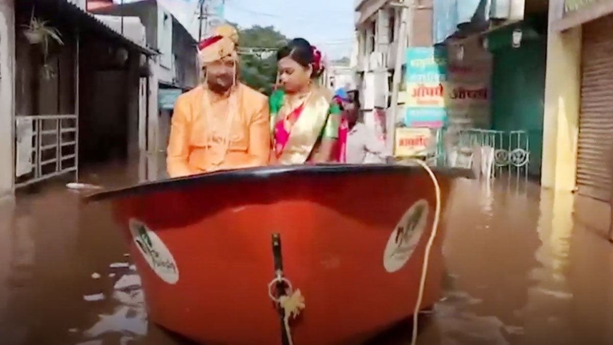 दुल्हन को बांहों में उठाकर दूल्हे ने कराया गृहप्रवेश