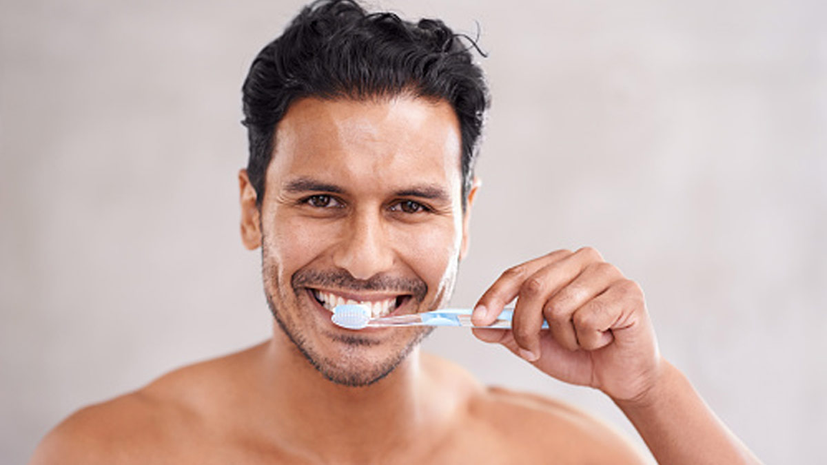 दांतों को अच्छे से साफ करें