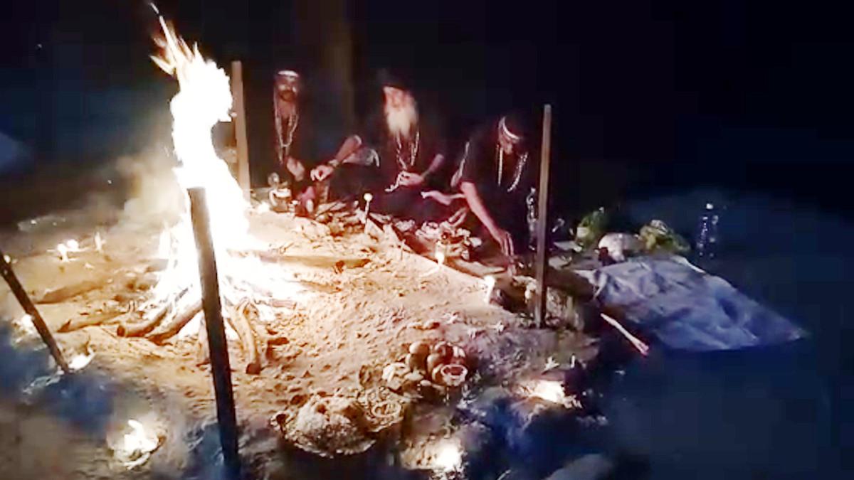 श्मशान में तांत्रि‍कों ने क‍िया हवन. 