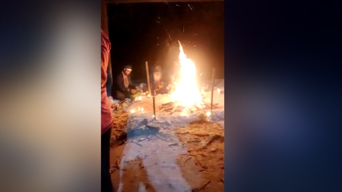 रात में श्मशान भूम‍ि पर तांत्रिकों से कराई पूजा