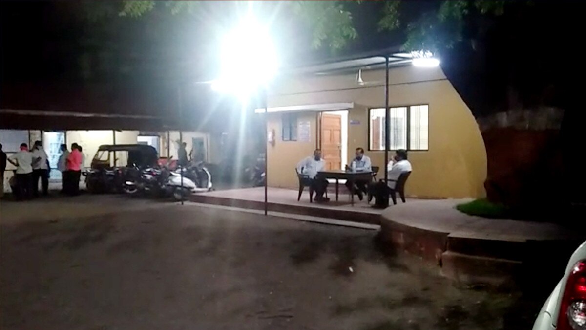 रात में श्मशान भूम‍ि पर तांत्रिकों से कराई पूजा