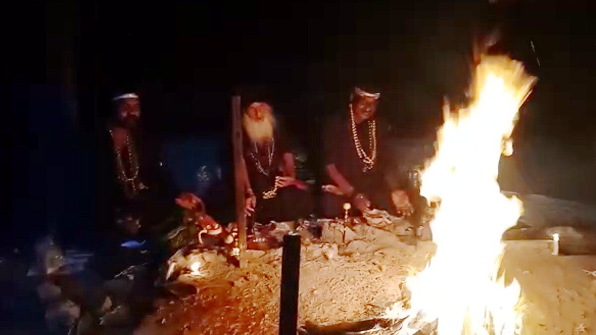 रात में श्मशान भूम‍ि पर तांत्रिकों से कराई पूजा