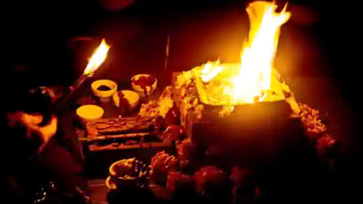 रात में श्मशान भूम‍ि पर तांत्रिकों से कराई पूजा