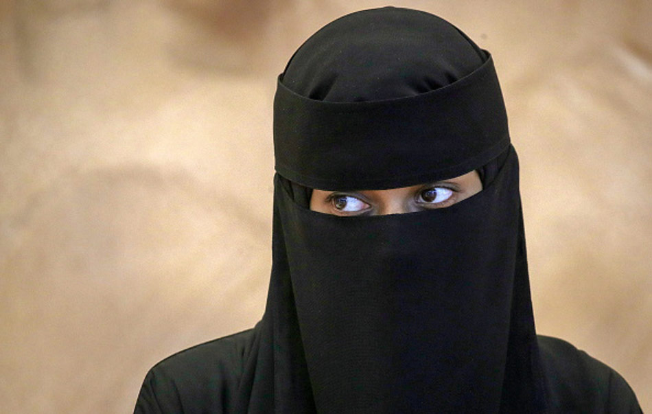 corona positive man wear burkha 