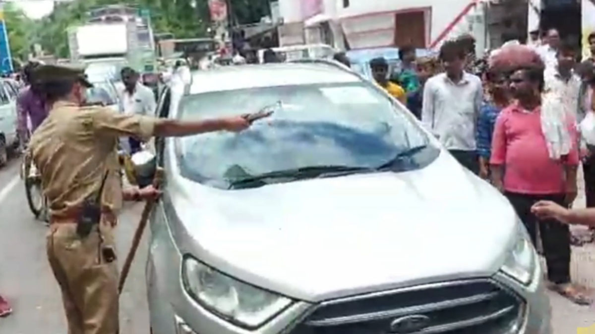 युवती ने बीच सड़क दरोगा से की बदसलूकी 