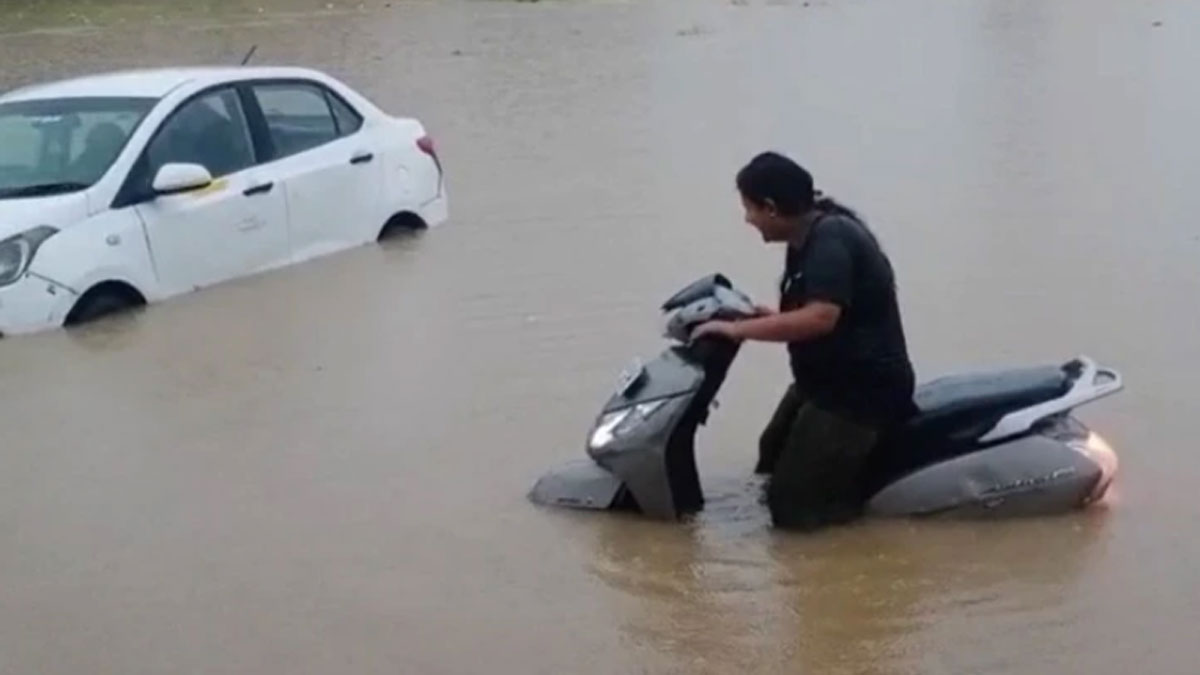 दिल्ली के द्वारका इलाके में चलते- चलते एक कार जमीन में धंस गई कार 