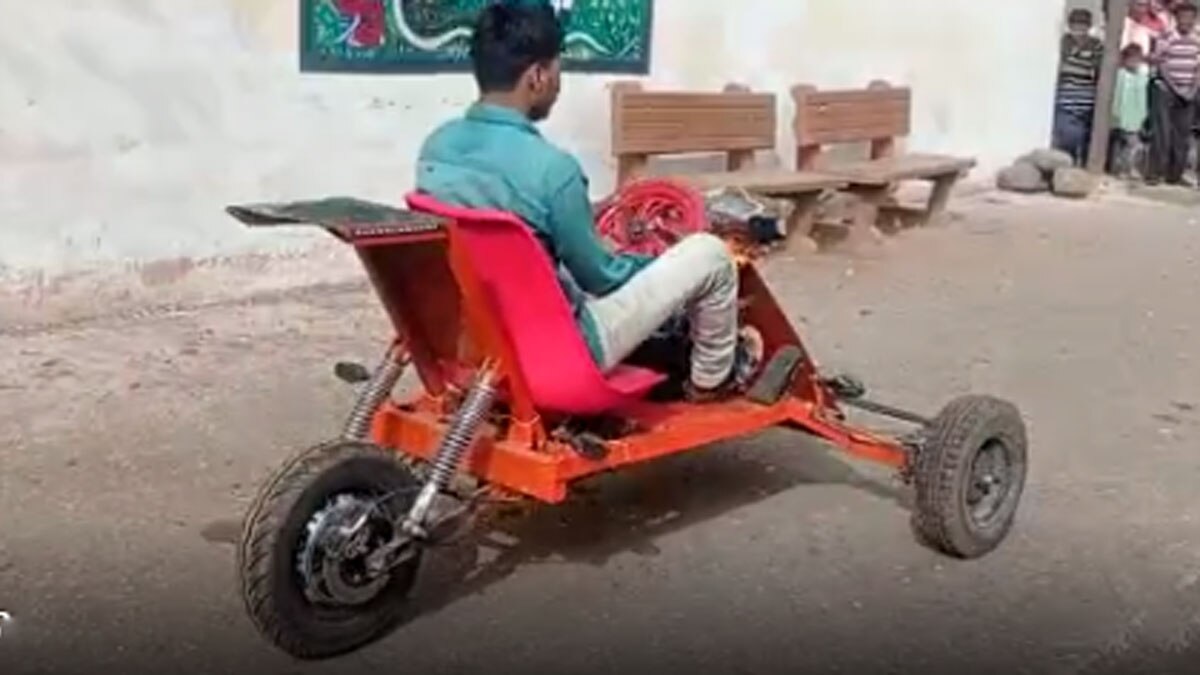 आदिवासी युवक ने बनाई बैट्री से चलने वाली कार 