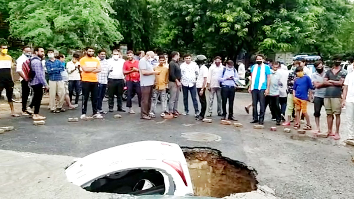 दिल्ली के द्वारका इलाके में चलते- चलते एक कार जमीन में धंस गई कार 