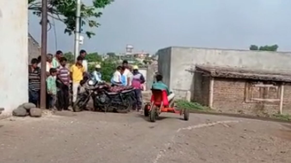 आदिवासी युवक ने बनाई बैट्री से चलने वाली कार 