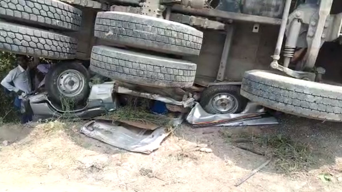 कार पर पलटा बेकाबू ट्रक पांच की मौत 