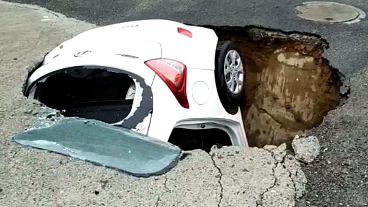 दिल्ली के द्वारका इलाके में चलते- चलते एक कार जमीन में धंस गई