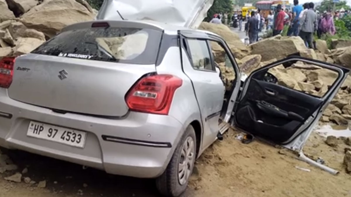 चलती कार पर गिरी चट्टान