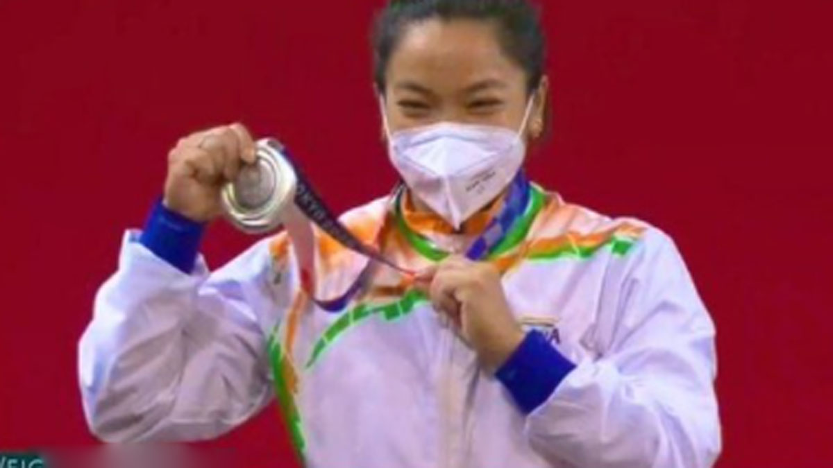 देश लौटने पर मीराबाई चनू को जोरदार स्वागत 