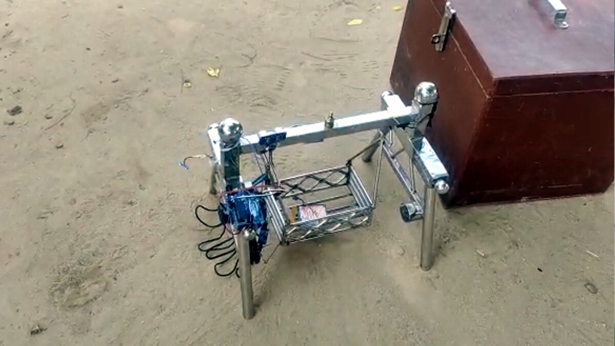 सेंसर युक्त झूला बनाकर जापान जा रहे छात्र की राह में रोड़ा बना कोरोना