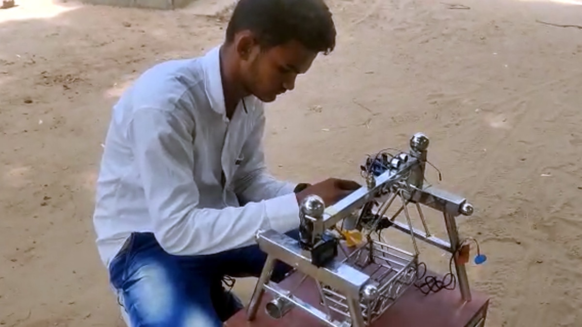 सेंसर युक्त झूला बनाकर जापान जा रहे छात्र की राह में रोड़ा बना कोरोना