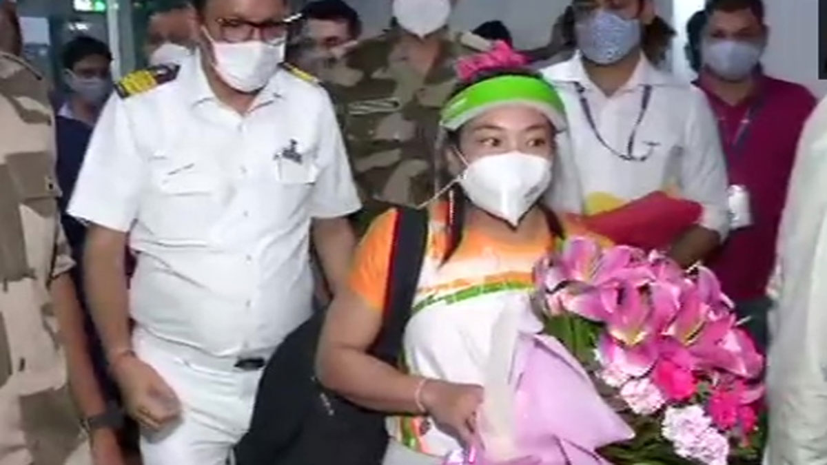 देश लौटने पर मीराबाई चनू को जोरदार स्वागत 