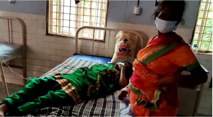 हॉस्पिटल में एडमिट लड़कियां