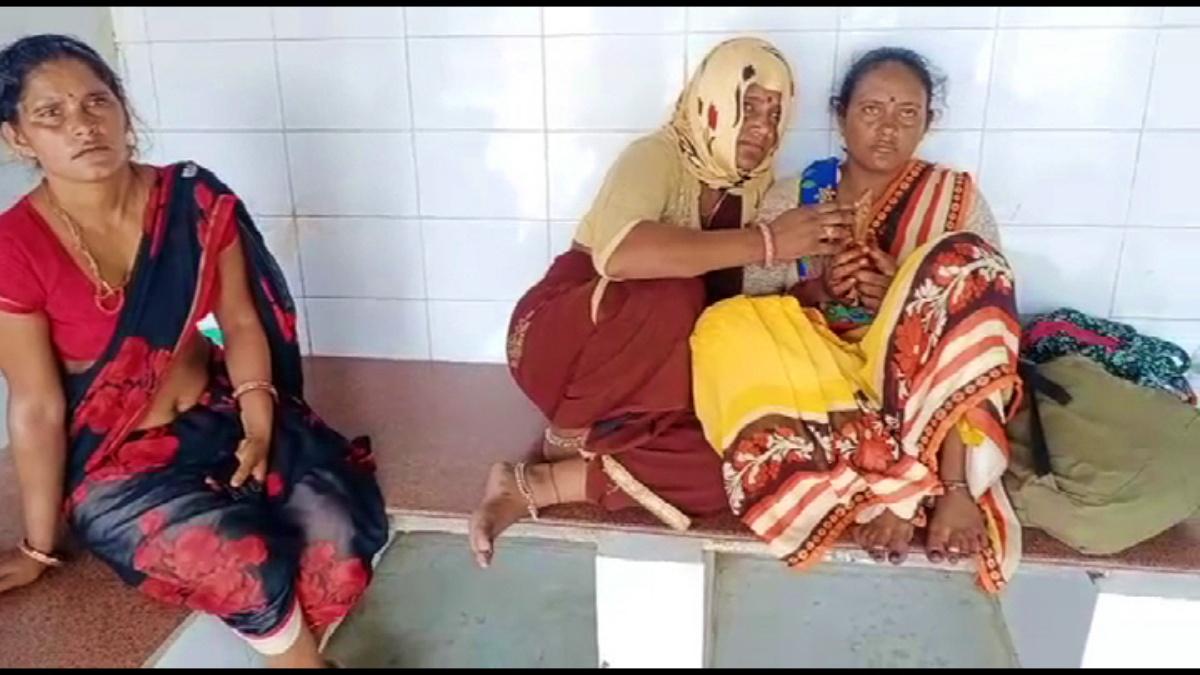 महिला की मौत के बाद शोक में परिजन 