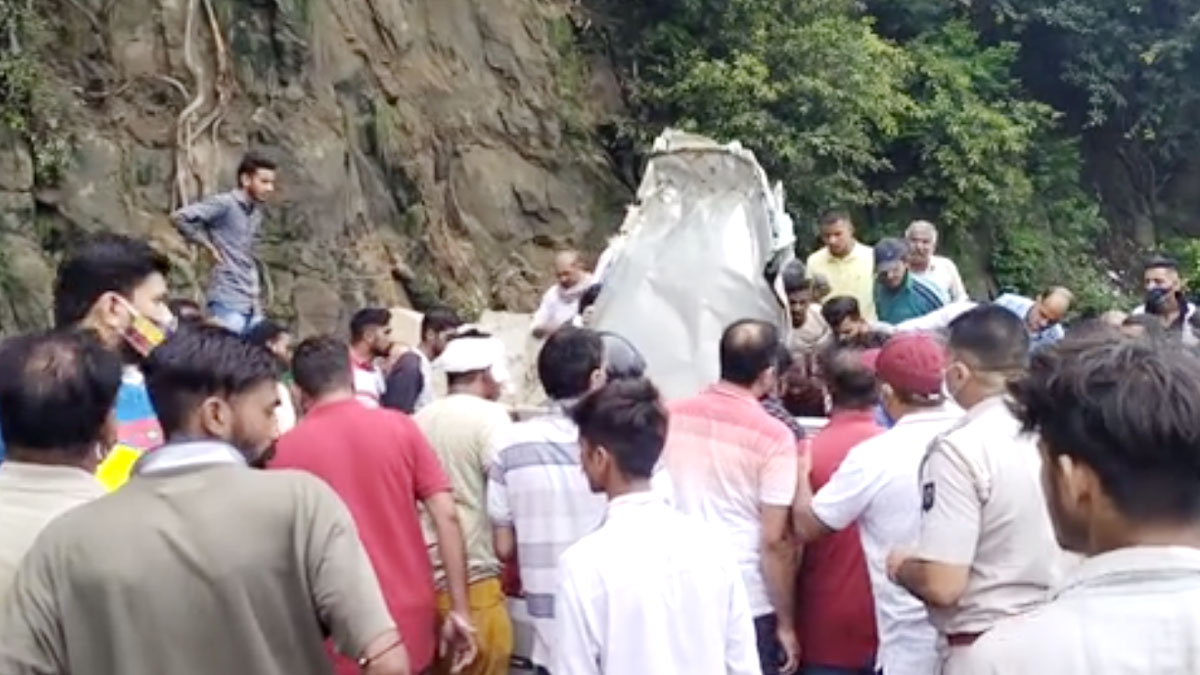 चलती कार पर गिरी चट्टान