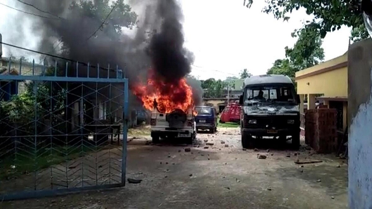 वाहनों में आगजनी