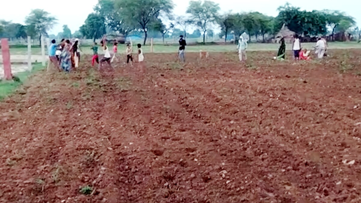 Bloody conflict between two sides over land dispute and money transaction dholpur