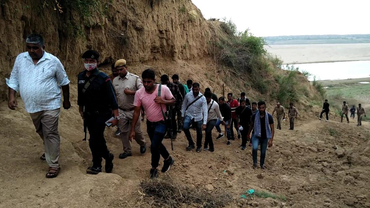 चंबल में डॉक्टर की खोज के ल‍िए सर्चिंग.