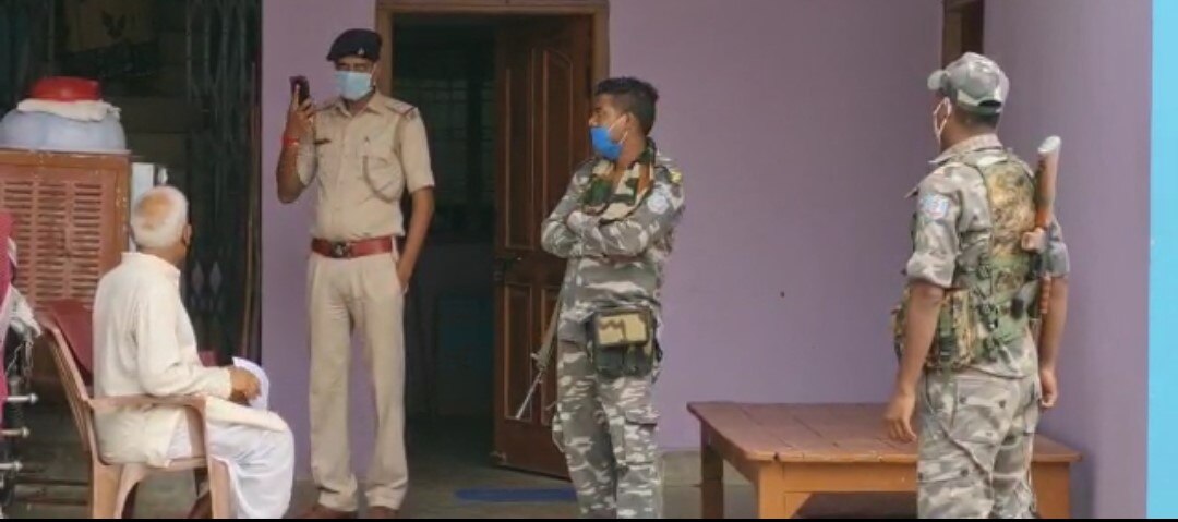 डॉक्टर एलएस मिश्रा के घर पर पुलिस