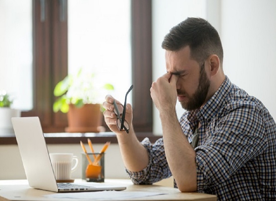 आंखों का फड़कना बीमारी का वॉर्निंग साइन