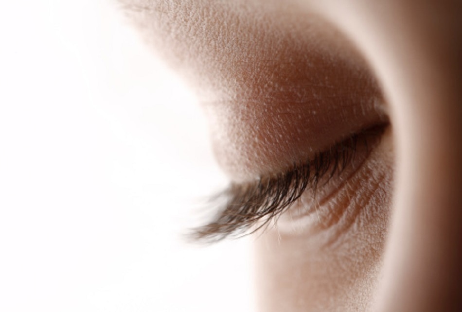 आंखों का फड़कना बीमारी का वॉर्निंग साइन