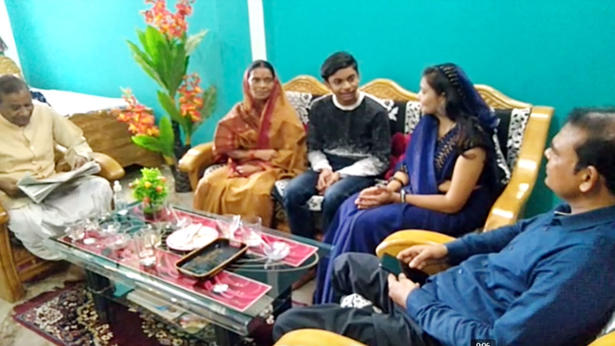 पति ने पत्नी को तोहफे में दी लिफ्ट 