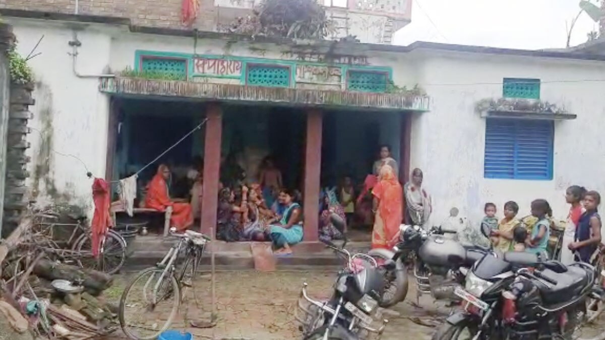 पत्नी ने कुदाल से गला काट कर दी पति की हत्या