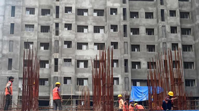 अब डेढ़ साल में लक्ष्य तक पहुंचना मुश्किल