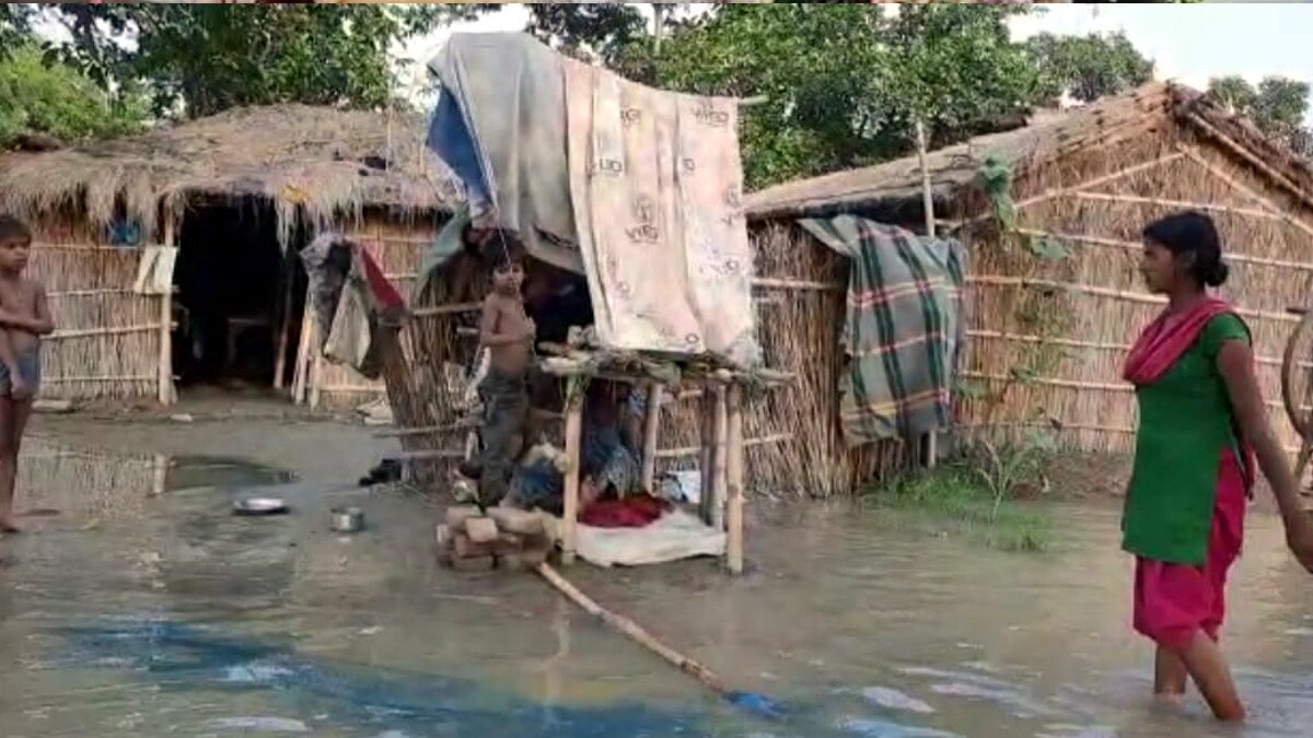 Bihar Family sitting on scaffolding flood